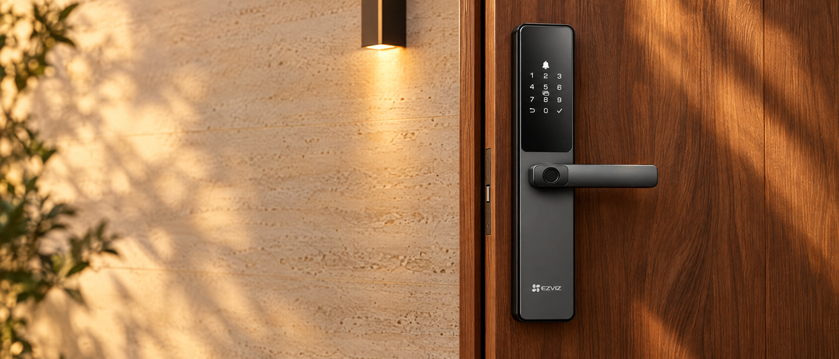 Cerradura inteligente EZVIZ DL05 instalada en una puerta de madera